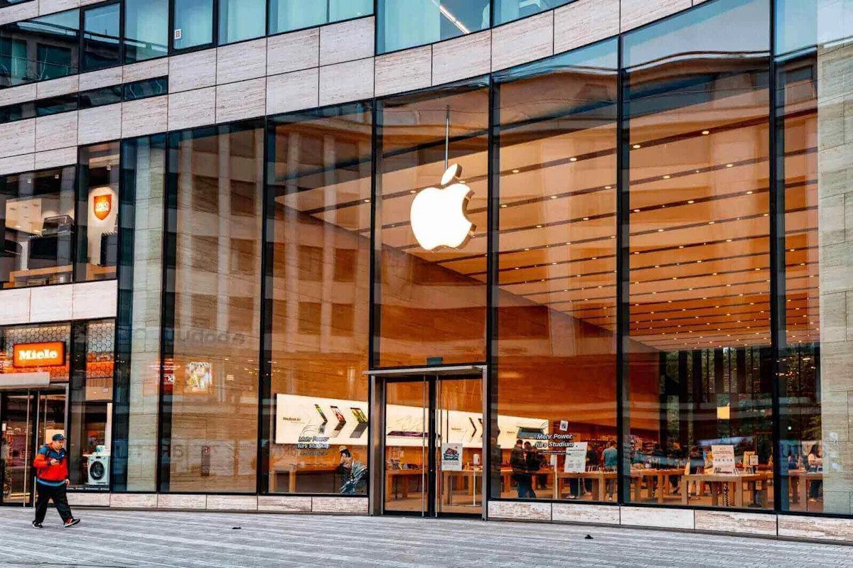 Apple vs. HP: The $5 Trillion Giant, or the Stock That Pays 15x the Dividend.