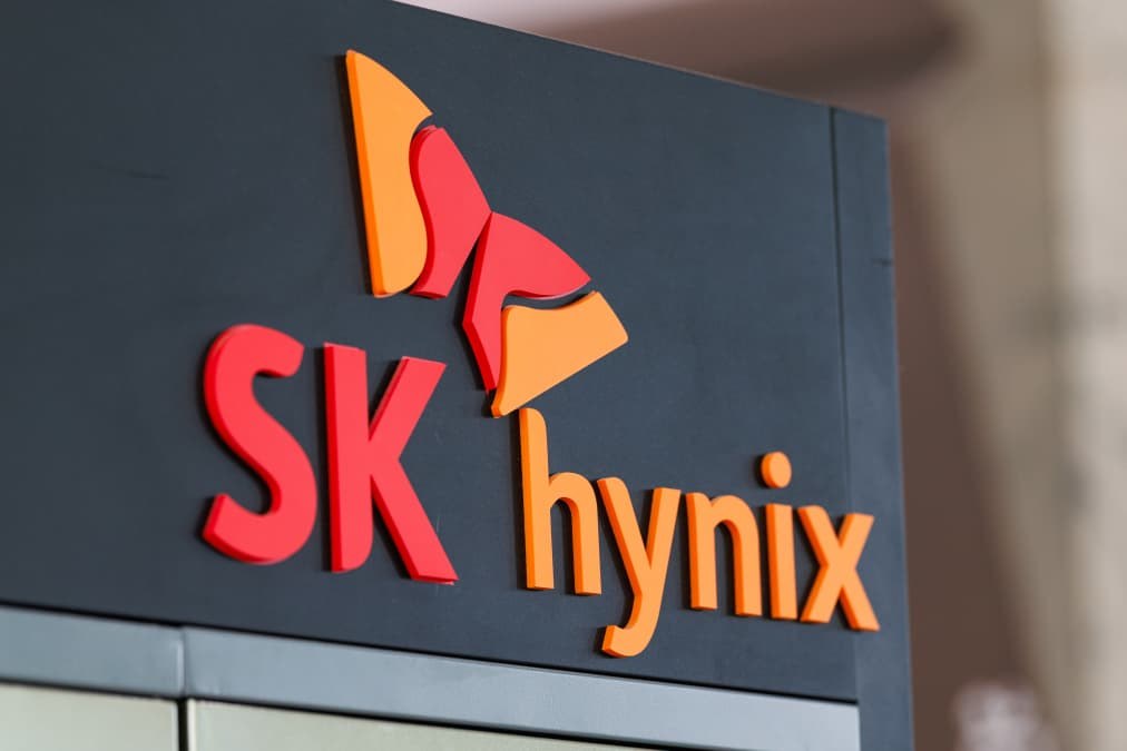 Shares of SK Hynix plunge 10% in Seoul as semiconductor selloff deepens