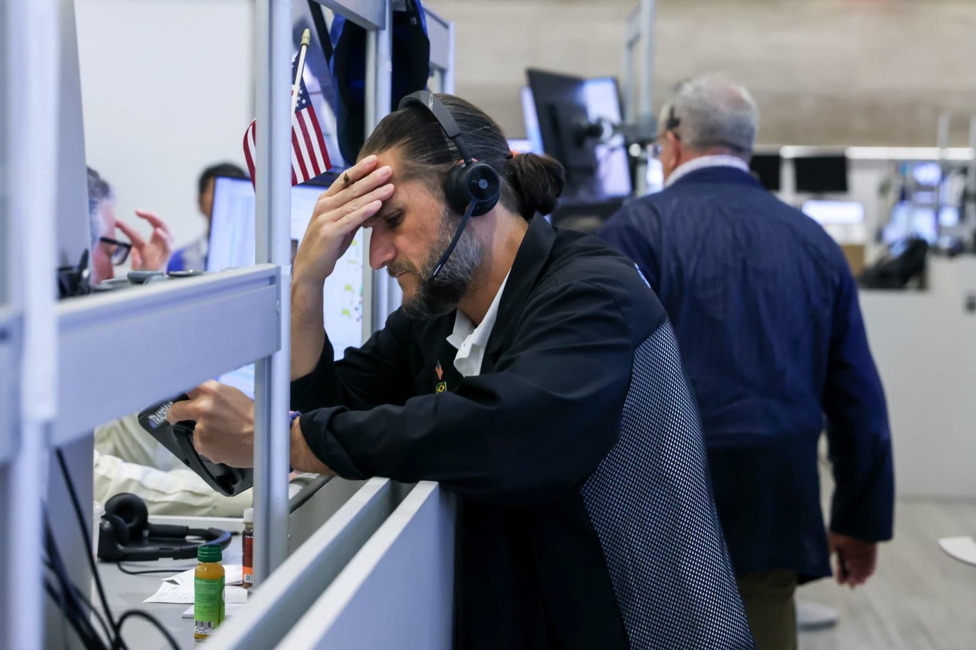 Analysis: Fed Chairman Warsh's credibility in question after leaving interest rates unchanged